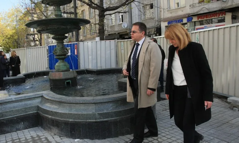 След 14 години: Фонтанът на площад Славейков отново работи - Tribune.bg