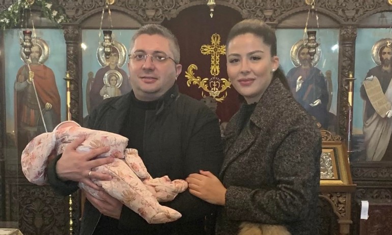 Нанков и съпругата му с първо представяне на дъщеричката им - Tribune.bg
