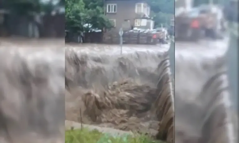 Наводнения в Софийско: Отнесена е стена на къща в Желява - Tribune.bg