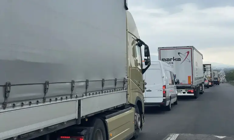 Аварирал камион блокира АМ Тракия - Tribune.bg