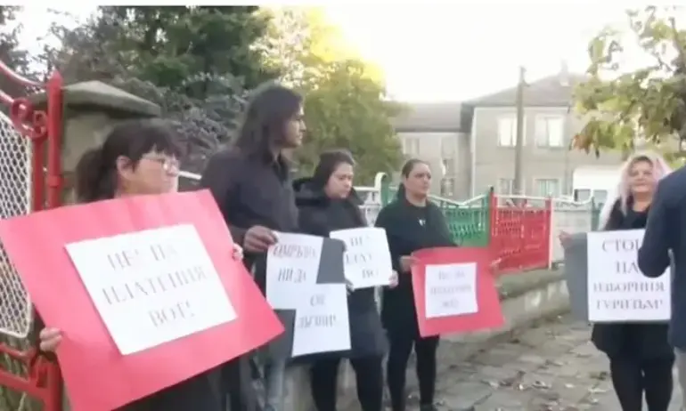 Напрежение във Върбица: Хората посрещат с протест изборните туристи - Tribune.bg