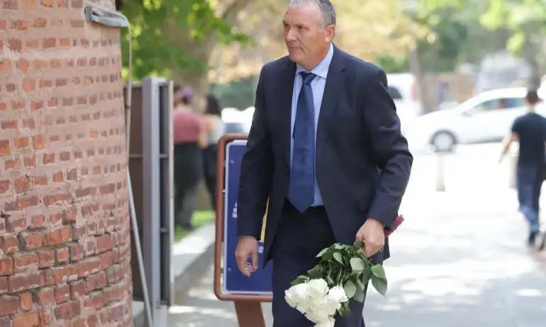 Приятели, колеги, политици и общественици изпратиха Тошо Тошев (СНИМКИ