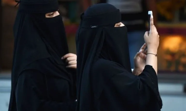 В Саудитска Арабия: Информират жената, че е разведена със СМС - Tribune.bg