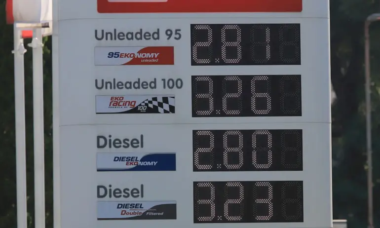 Бензин и дизел поскъпнаха с по 20 стотинки за месец - Tribune.bg