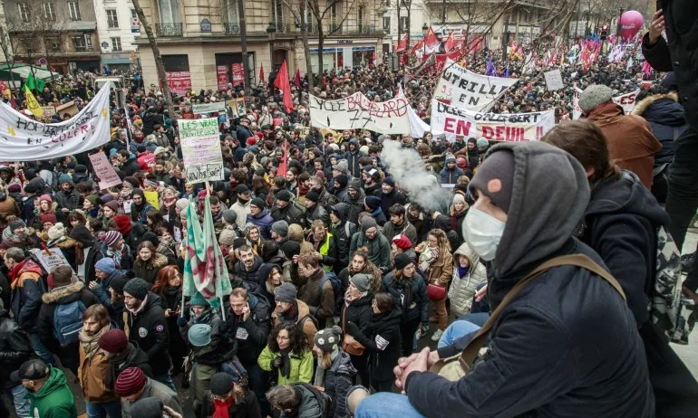 250 000 протестират в Париж - Tribune.bg