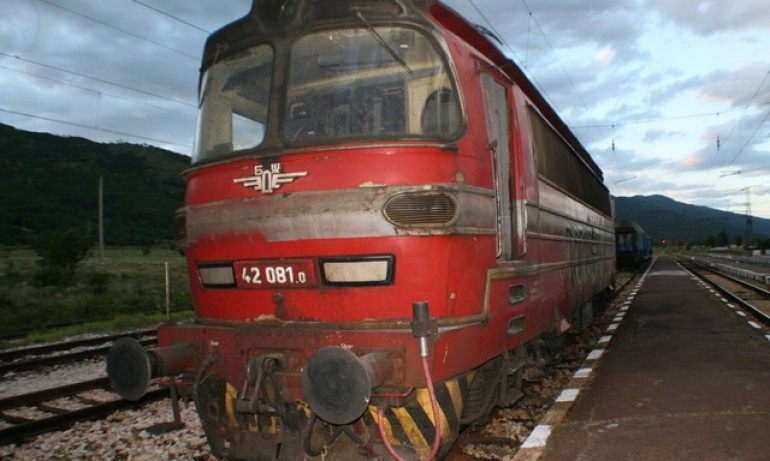 Пътници останаха блокирани във влак заради инцидент с машиниста - Tribune.bg