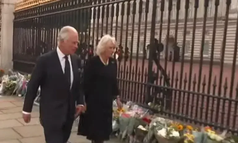 Крал Чарлз III поздрави събралите се хора пред Бъкингамския дворец - Tribune.bg