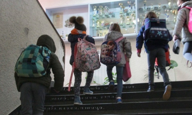 Разхлабват COVID мерките в училище: Всички ученици се връщат в клас - Tribune.bg