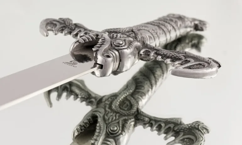 Психично болен заплаши със самурайски мечове хора в пазарджишко село - Tribune.bg