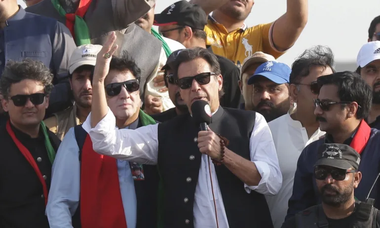 Простреляха и раниха бившия премиер на Пакистан Имран Хан - Tribune.bg