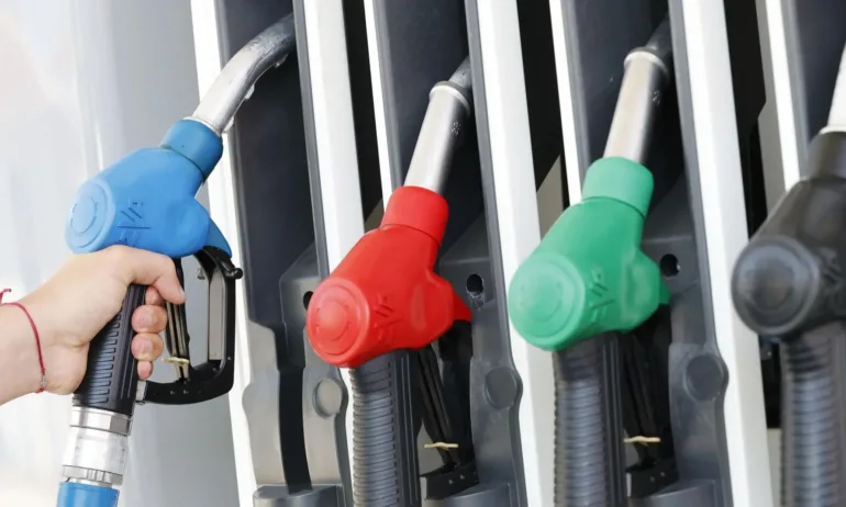 Гърция отпуска по 50 евро на домакинство за гориво - Tribune.bg