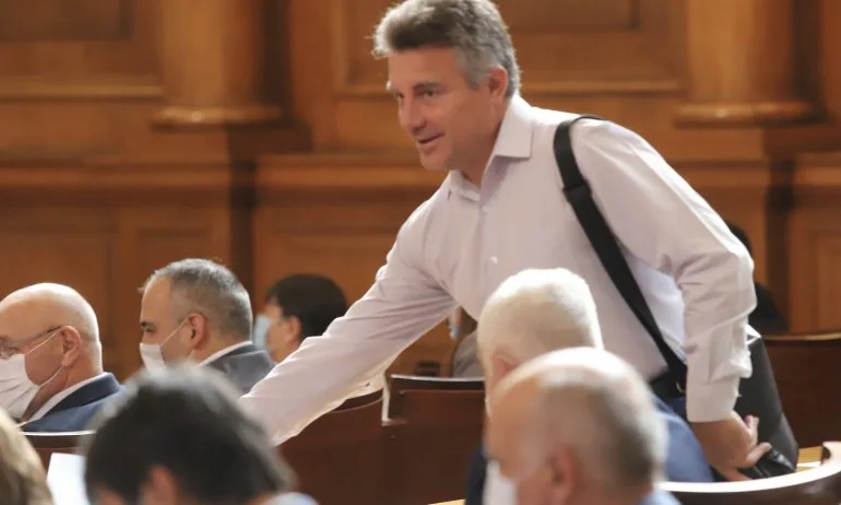 СДС-младежи: Живото хибридно оръжие – проф. 80 процента дебили, отново обиди българското население - Tribune.bg