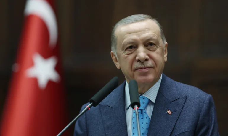 Турският президент пристигна в епицентъра на разрушенията (СНИМКИ) - Tribune.bg
