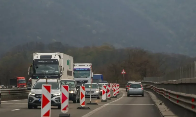 Засилен трафик: Над 190 000 автомобила се очаква да излязат от София преди Великден - Tribune.bg