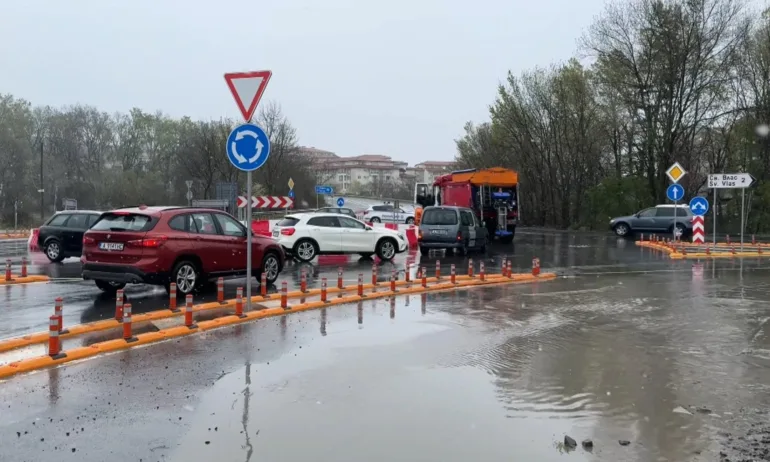 Заради снега: Инцидент с автобус блокира ключовата отсечка между Слънчев бряг и Обзор - Tribune.bg