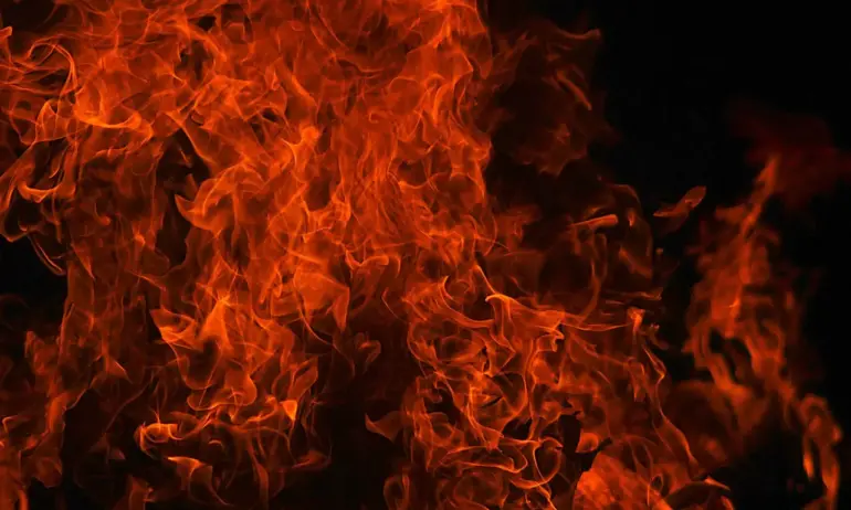 Пожар гори в промишлената зона на Ямбол - (ВИДЕО) - Tribune.bg