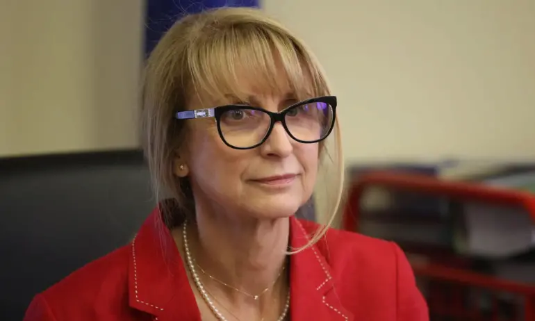 Жена поема служебния кабинет? - Tribune.bg