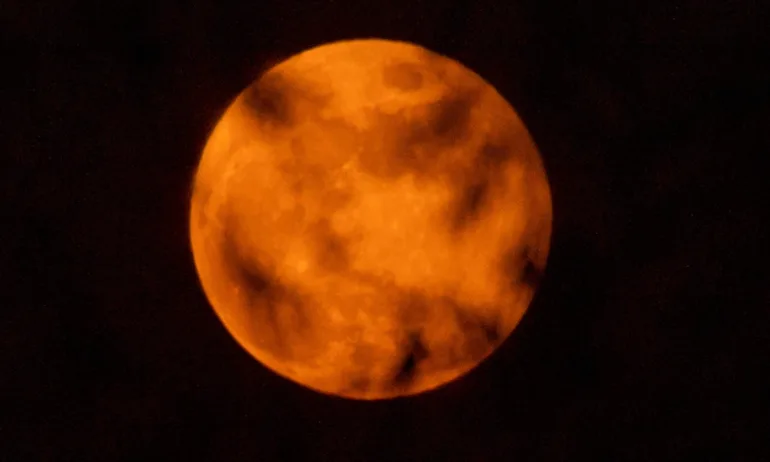 Пълнолуние и полусенчесто лунно затъмнение в Скорпион - Tribune.bg