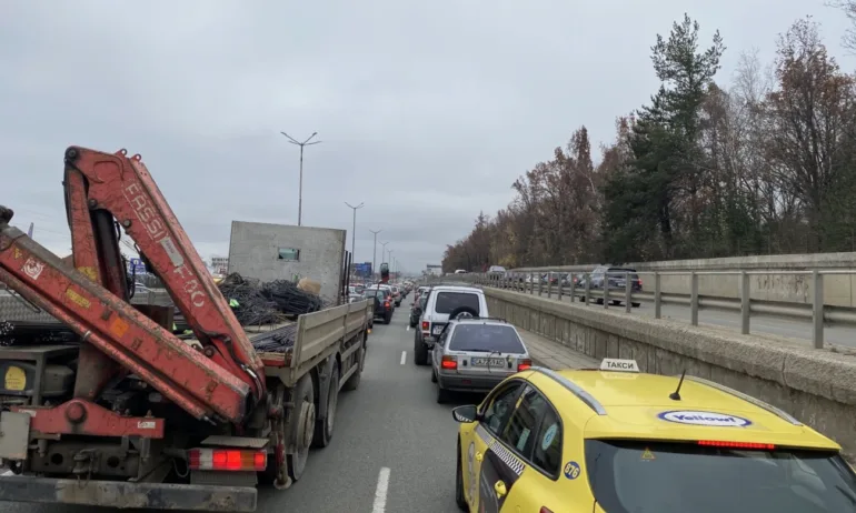 Страшна тапа на Околовръстното след катастрофата с 10 коли и два камиона - Tribune.bg