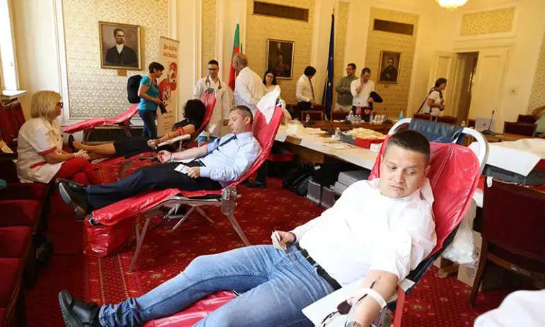 Народни представители, парламентарни служители и журналисти се включиха в кръводарителската