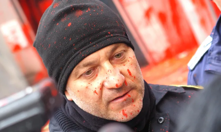 СДВР: Десет полицаи са пострадали в областта на лицето и очите - Tribune.bg