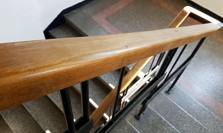 Бездомник почина на стълбите на поликлиника във Варна - Tribune.bg