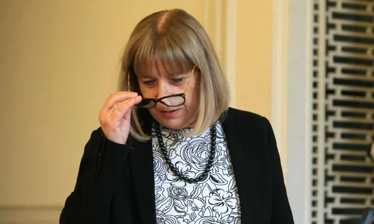 Цачева след оставката: Така се носи отговорност! - Tribune.bg