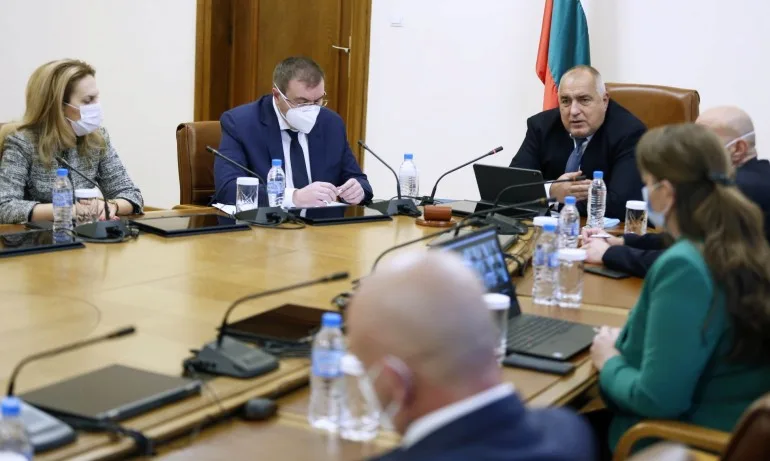 Правителството обсъжда електронните направления и рецепти - Tribune.bg