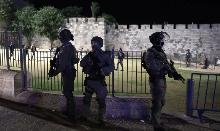 Стотици ранени при сблъсъци между палестинци и израелската полиция в Йерусалим - Tribune.bg