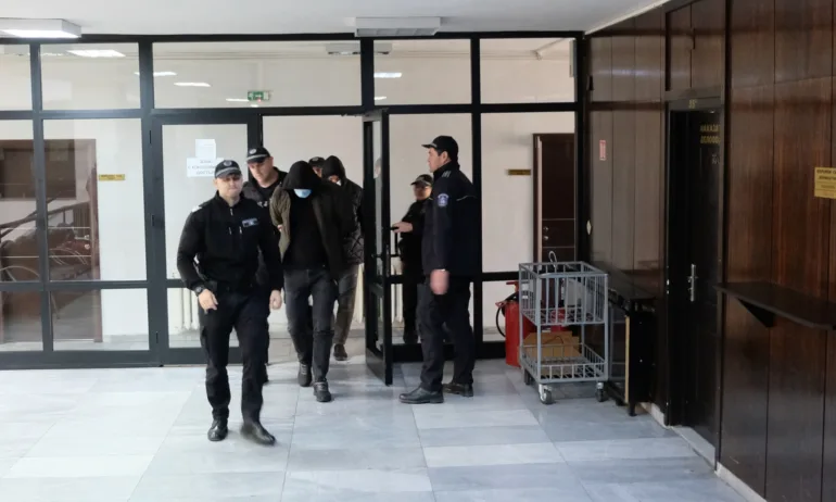 Благоевградският съд: Полицаите, обвинени за вземането на подкуп, остават в ареста - Tribune.bg