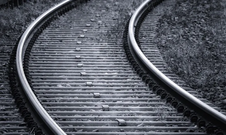 Мъж оцеля след опит за самоубийство на жп релси - Tribune.bg