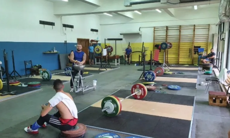 Щангистите тренират в новата зала в Белмекен - Tribune.bg
