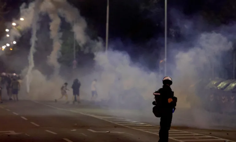 Безредици из цяла Сърбия: палежи на партийни офиси, шокови гранати и сълзотворен газ срещу протестиращите - Tribune.bg