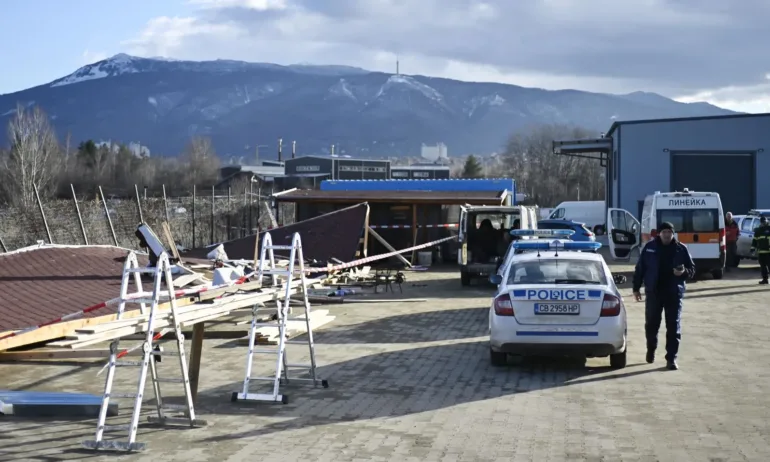 Трагичен инцидент: Навес на хале падна и уби човек в София - (СНИМКИ/ОБНОВЯВА СЕ) - Tribune.bg
