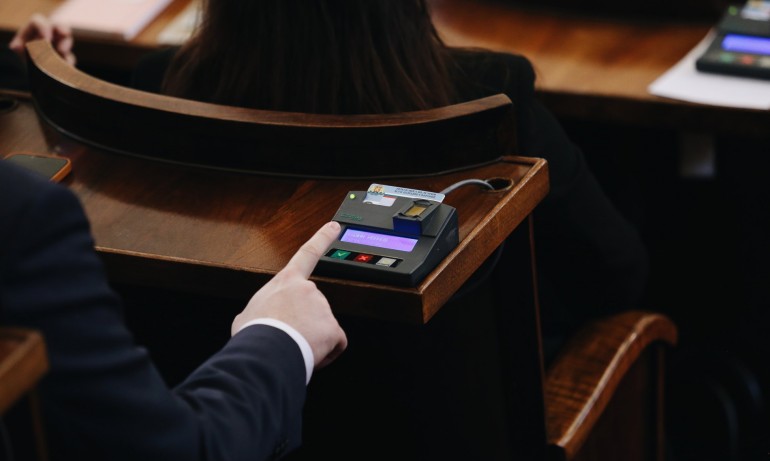 На първо четене: Депутатите закриха специализираното правосъдие - Tribune.bg