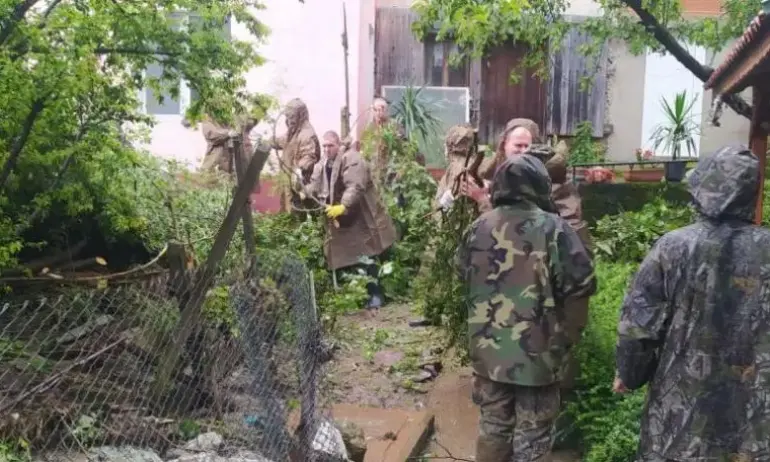 Военни помогнаха при разчистването на Берковица - Tribune.bg