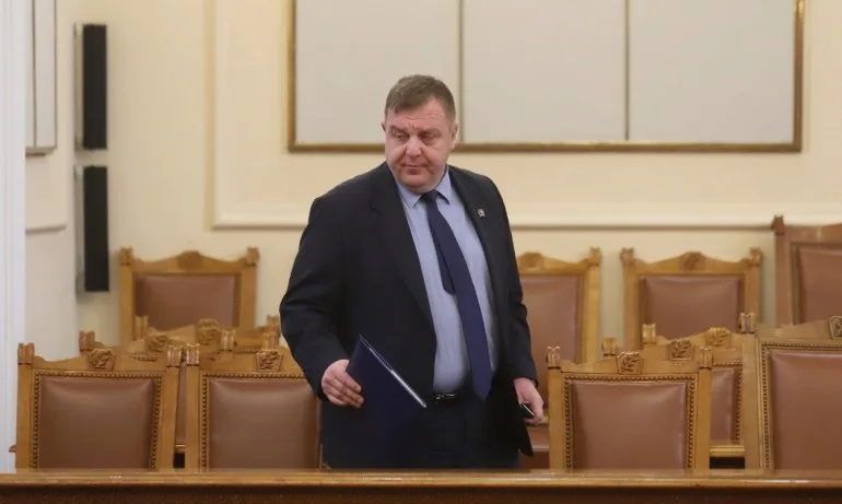 Вицепремиерът Красимир Каракачанов запознава депутатите с хода на разговорите със Северна Македония - Tribune.bg