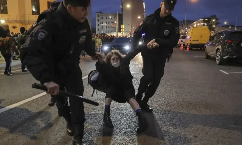 Протести в Русия заради частичната мобилизация, има арестувани (СНИМКИ) - Tribune.bg