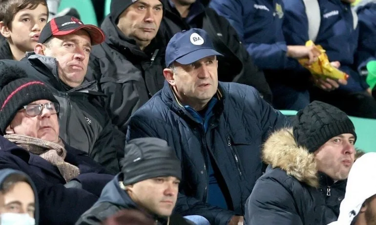 Радев тежко погази протокола, носи рекламна шапка на чуждестранна компания - Tribune.bg