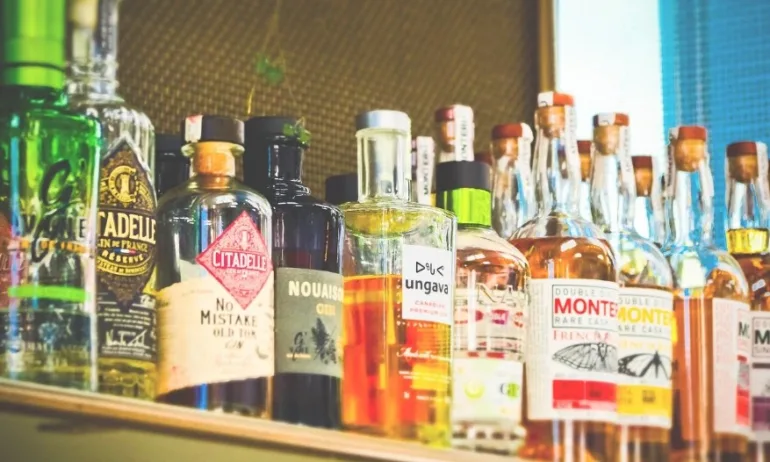 Гърция обмисля строги санкции за продажбата на алкохол и цигари на деца - Tribune.bg