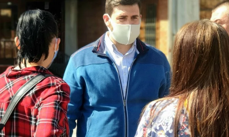 Андрей Новаков и общинският ръководител на ГЕРБ-Гоце Делчев дариха предпазни костюми и маски на медици от местната болница - Tribune.bg