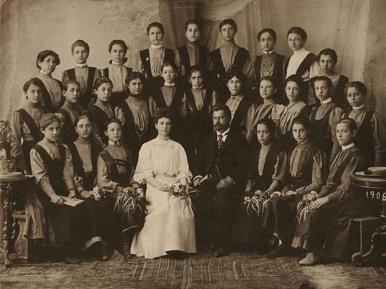 Снимка на Елисавета Багряна със съученици от І-ва Софийска девическа гимназия. Източник: ДА „Архиви“