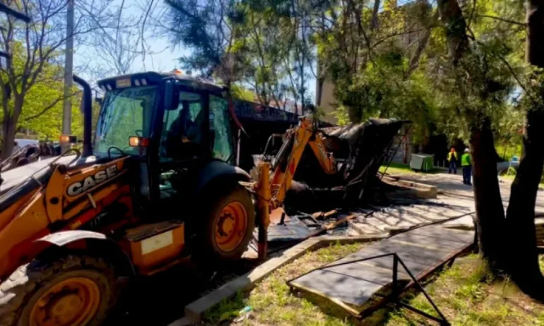 След 9-месечна процедура: Сринаха незаконен павилион срещу Румънското посолство (ВИДЕО) - Tribune.bg