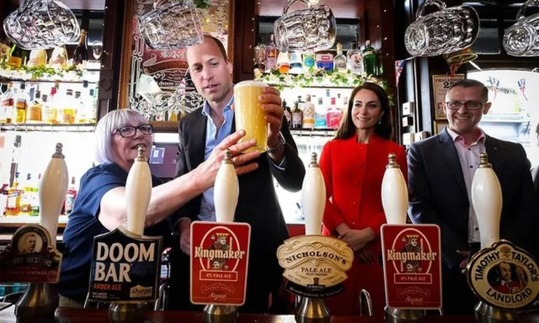 Кейт и Уилям ходиха на кръчма с градския транспорт - Tribune.bg