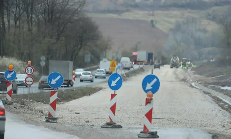 7 нови свлачища пречат на пускането на движението по пътя Мездра – Ботевград - Tribune.bg