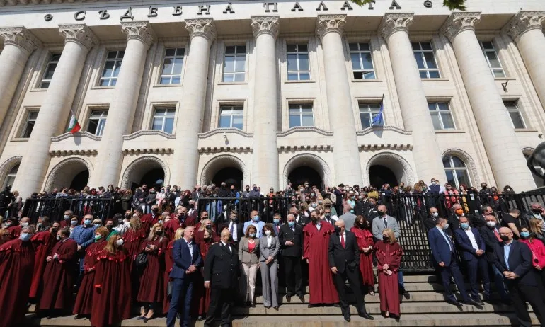Служителите на спецпрокуратурите излизат на мълчалив протест - Tribune.bg