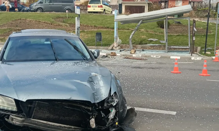 Екшън: След гонка с полицията, кола помете автобусна спирка в Свети Влас (СНИМКИ) - Tribune.bg