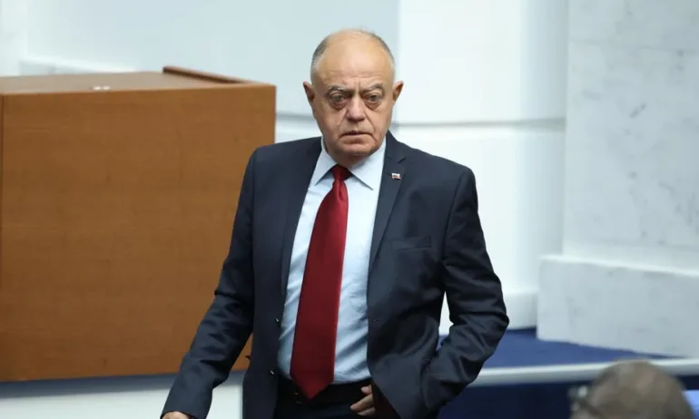 Атанас Атанасов: Скандалите водят директно към Радев - Tribune.bg