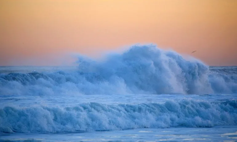 Силен вятър затвори бургаското пристанище - Tribune.bg