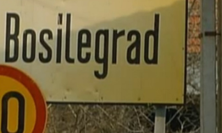 Екип на БНТ е бил нападнат с камъни край Босилеград - Tribune.bg